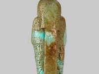 Aeg F 46 RS  Aeg F 46, Rückseite, 26. Dynastie, Uschebti des Cham-Chonsu, Hellblaue, poröse Fayence mit braunen Verfärbungen, H 14,3 cm, B 4,0 cm, T 3,2 cm
